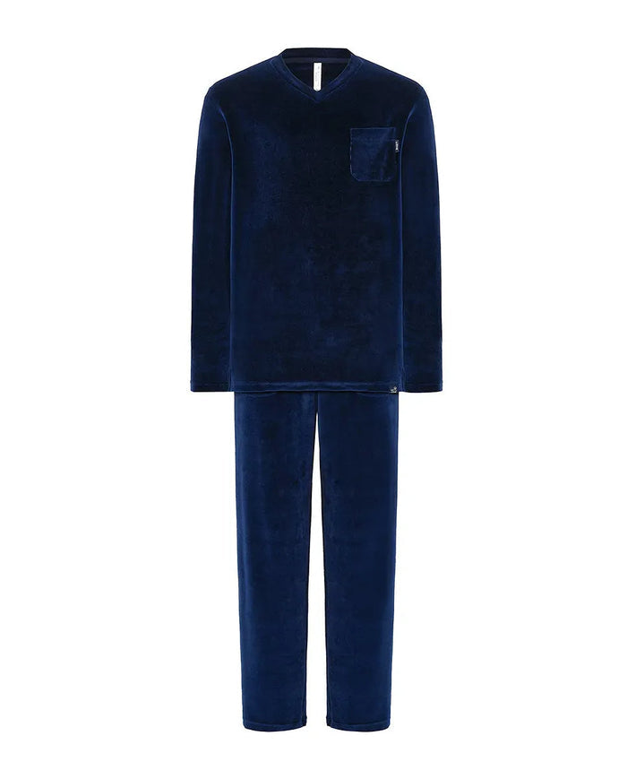 Pijama Lohe de hombre terciopelo marino, escote en pico, manga larga y pantalón y bolsillos laterales.