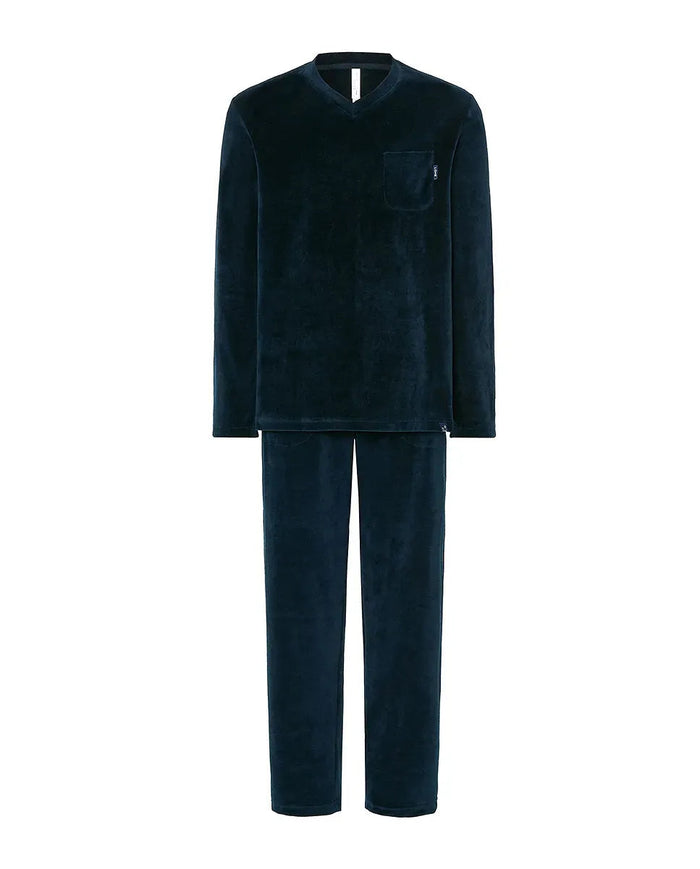 Pijama Lohe de hombre terciopelo verde, escote en pico, manga larga y pantalón y bolsillos laterales.