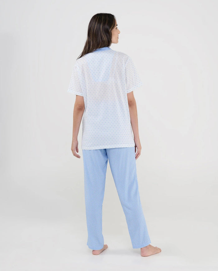 Vista trasera de conjunto de pijama largo de mujer para verano top blanco y pantalón cuadritos celeste