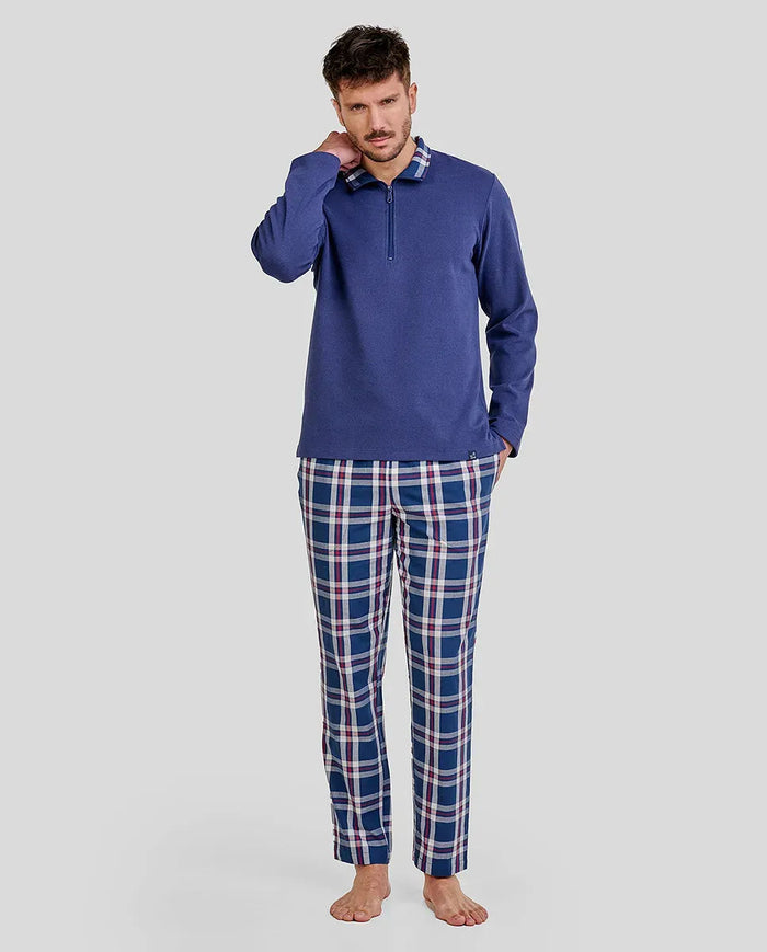 Hombre con pijama largo de invierno de chaquetilla azul con cuello cremallera y pantalón de cuadros con bolsillos