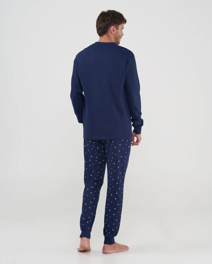 Pijama de invierno para hombre, vista trasera mostrando el pantalón largo con estampado de estrellas.