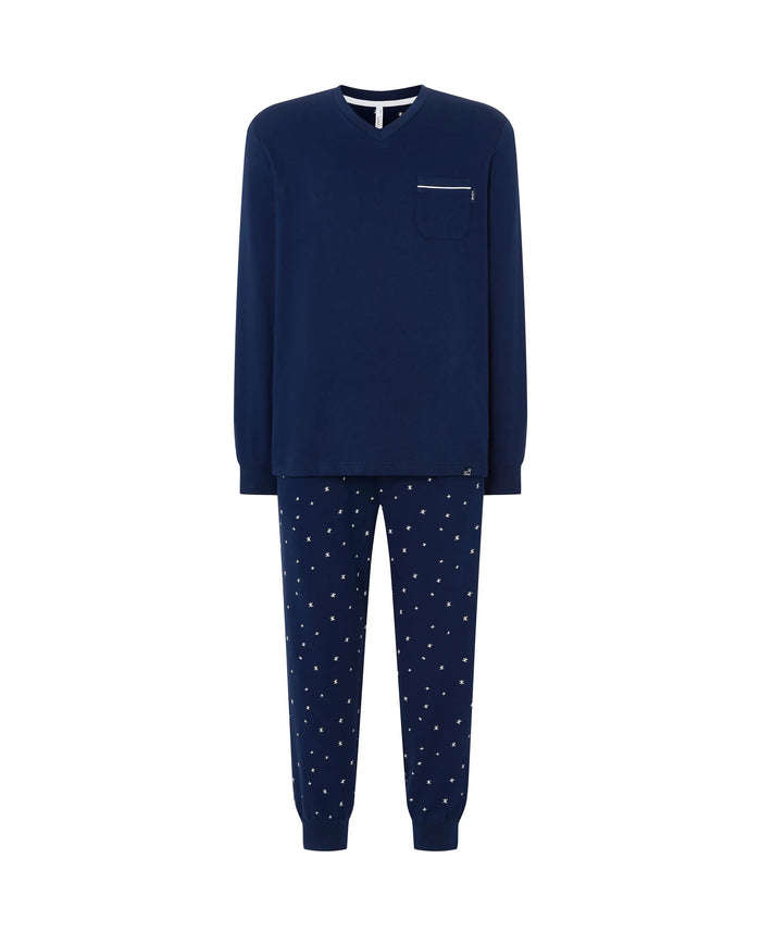 Conjunto de pijama largo de invierno para hombre, marino con estrellas, sobre fondo neutro.