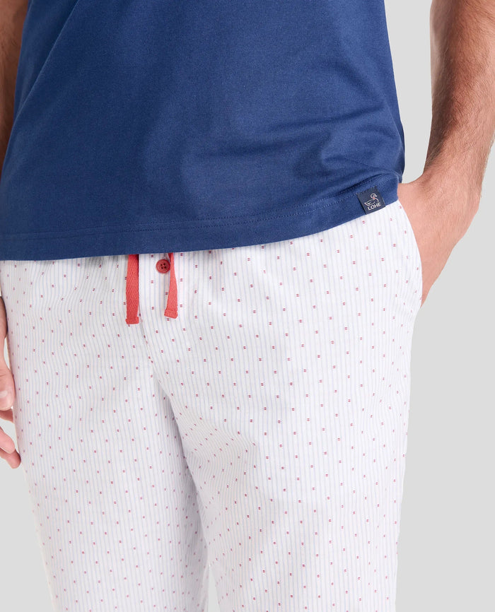 Detalle de pantalón largo de verano plumeti a rayas con bolsillos y cintura ajustable