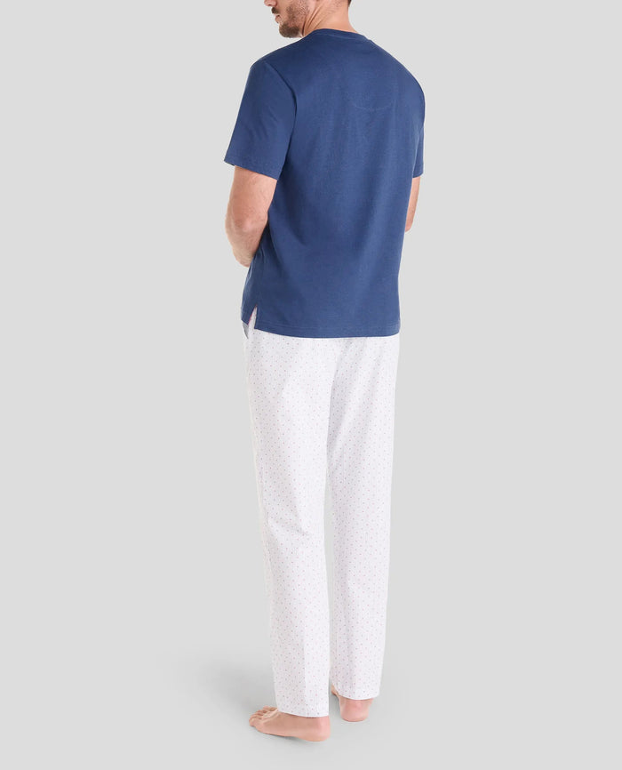 Vista trasera de hombre con pijama veraniego largo de manga corta LOHE, fresco y elegante
