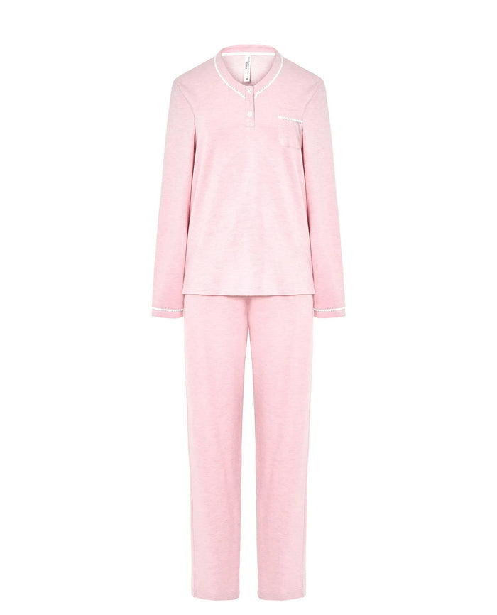 Pijama de manga larga de mujer vigoré rosa, escote en pico con adorno y lazo de raso en la cintura.
