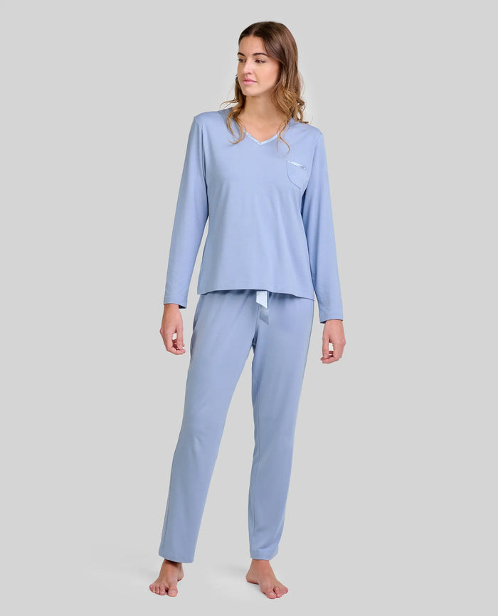 Mujer con pijama largo en tejido modal azul acero con escote pico y detalles en raso