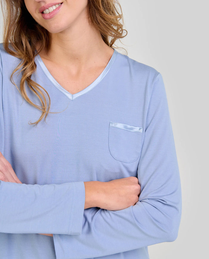 Detalle del escote en pico con raso a juego del pijama de mujer LOHE para invierno