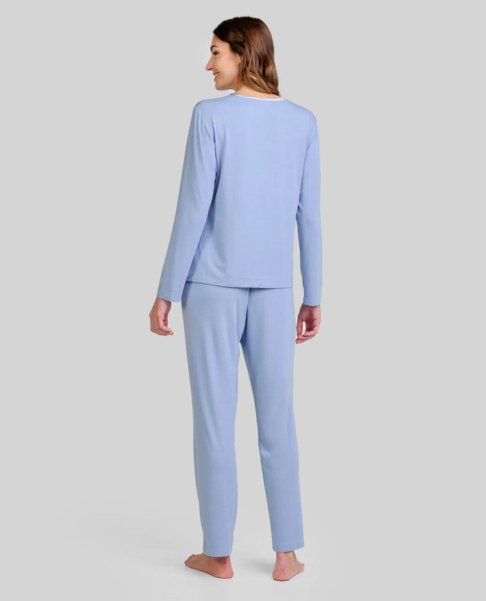 Mujer de espaldas con elegante pijama modal azul acero de manga larga