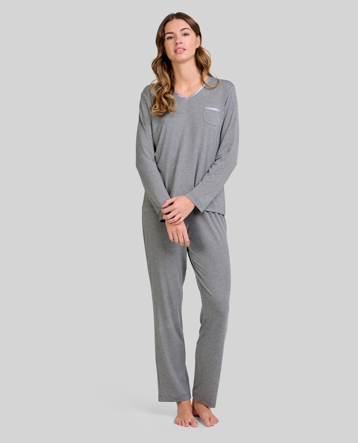Mujer con pijama largo en tejido modal gris con escote pico y detalles en raso