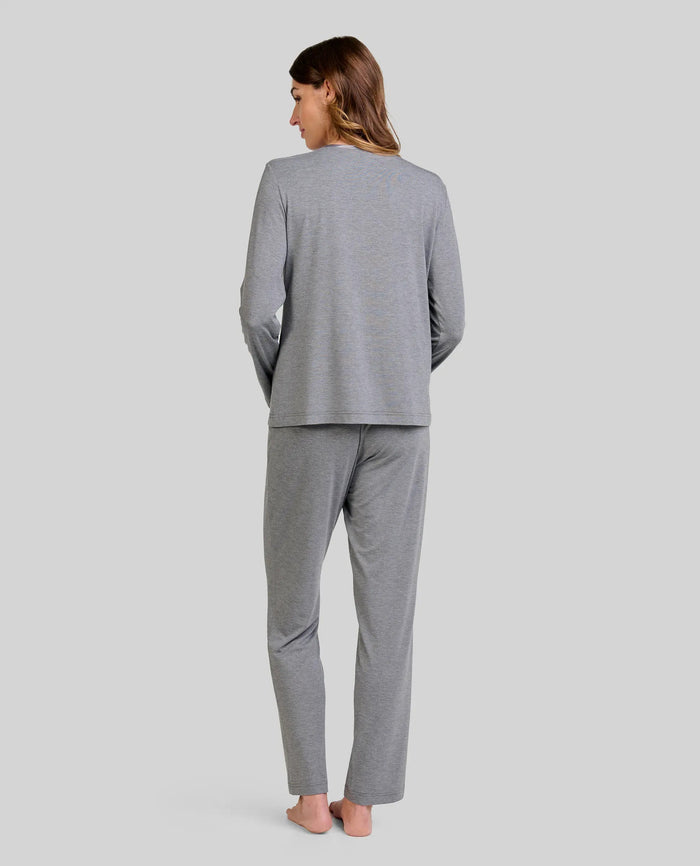 Mujer de espaldas con elegante pijama modal gris de manga larga