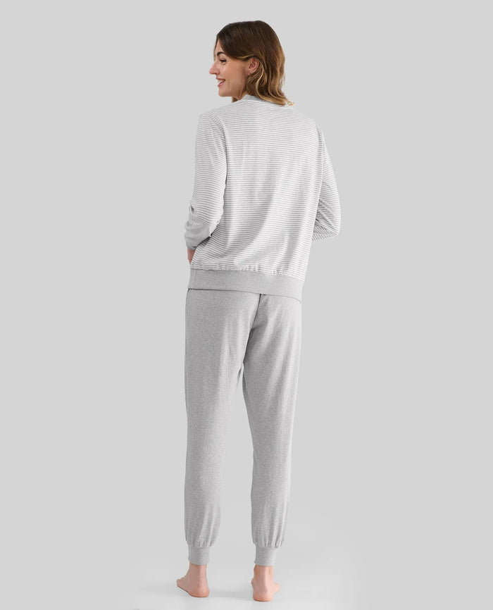 Mujer de espaldas con pijama de invierno gris con top a rayas y puños elásticos