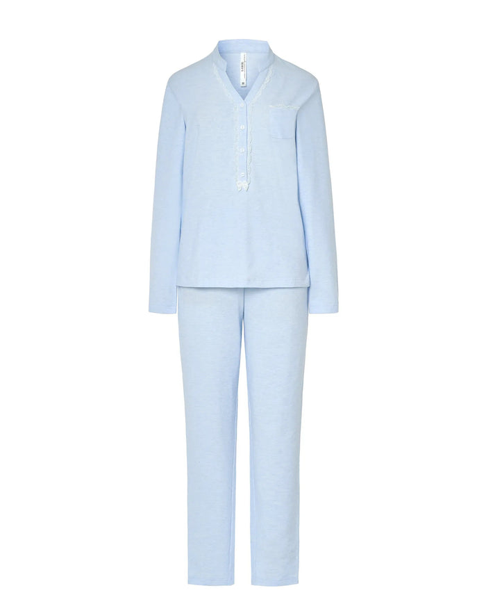 Pijama Lohe celeste de mujer con detalle de encaje en la abertura de botones con manga larga y pantalón largo.
