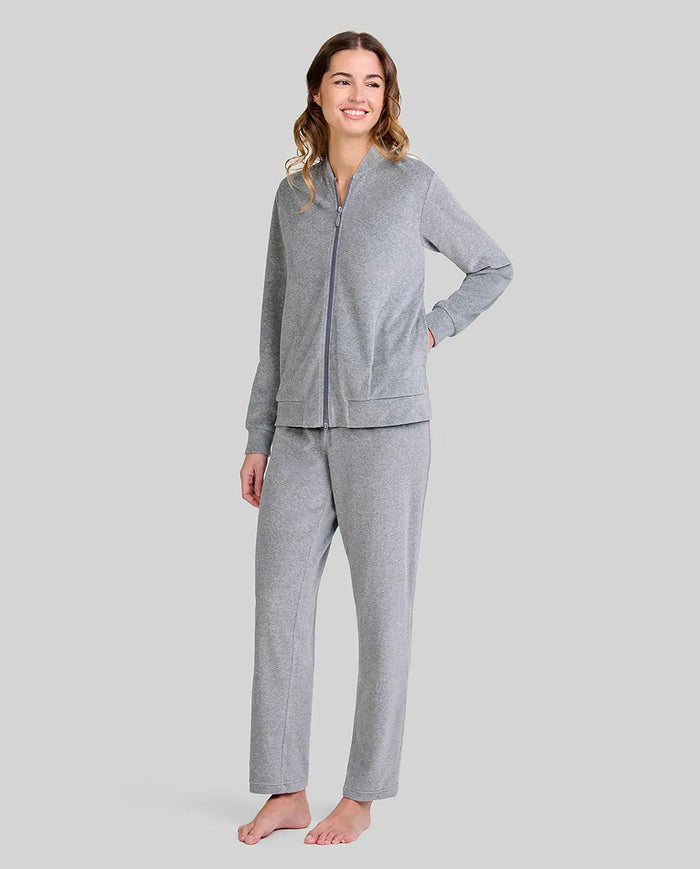 Mujer posando con conjunto de pijama gris chaqueta con cremallera y bolsillos y pantalón a juego.
