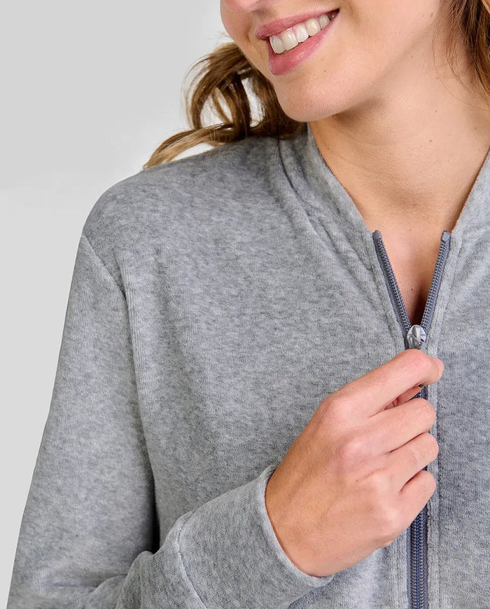 Mujer luciendo chaquetilla de pijama gris con cremallera para invierno