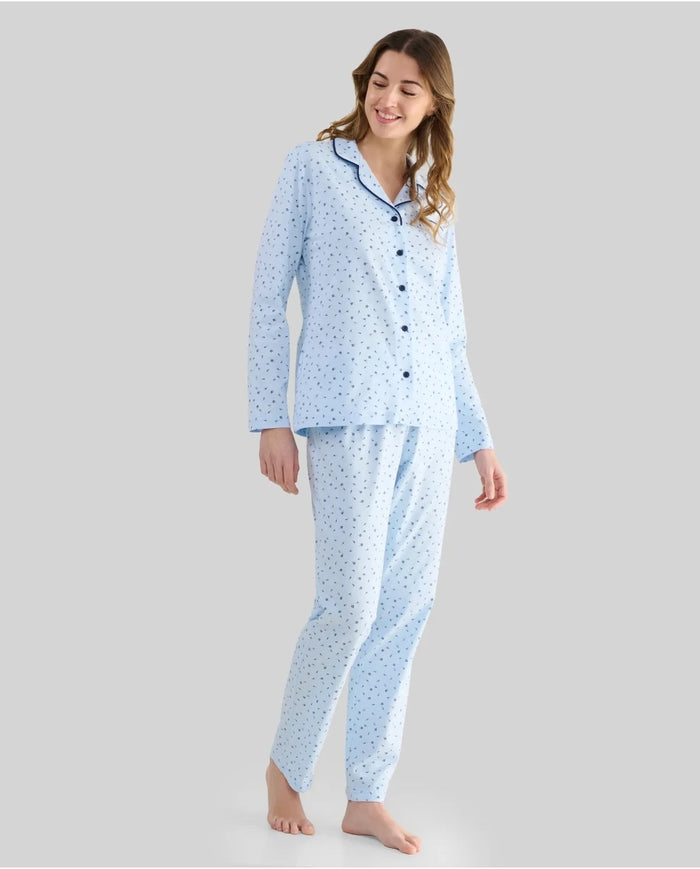 Mujer con pijama camisero de invierno celeste con estampado de florecitas