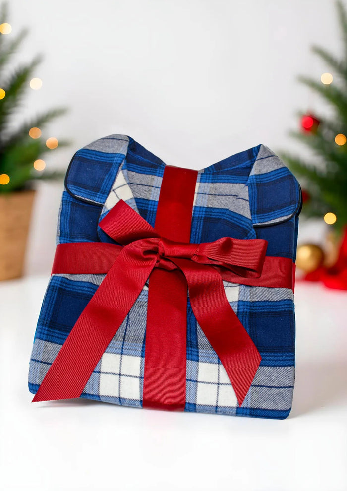 Pijama navideño de mujer estilo camisero con estampado de cuadros presentado para regalo