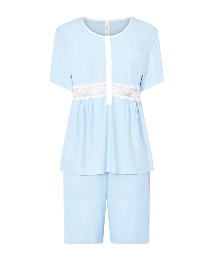 pijama corto de mujer de verano estilo lencero celeste cuello abierto y puntilla
