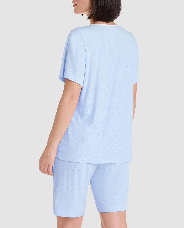Vista trasera pijama corto de mujer de verano estilo lencero celeste