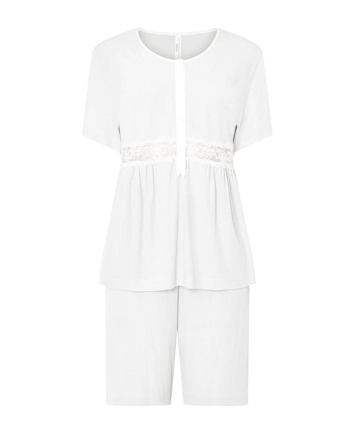 pijama corto de mujer de verano estilo lencero marfil cuello abierto y puntilla