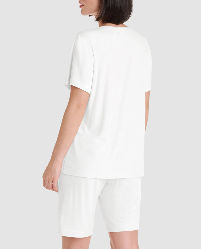 Vista trasera pijama corto de mujer de verano estilo lencero marfil