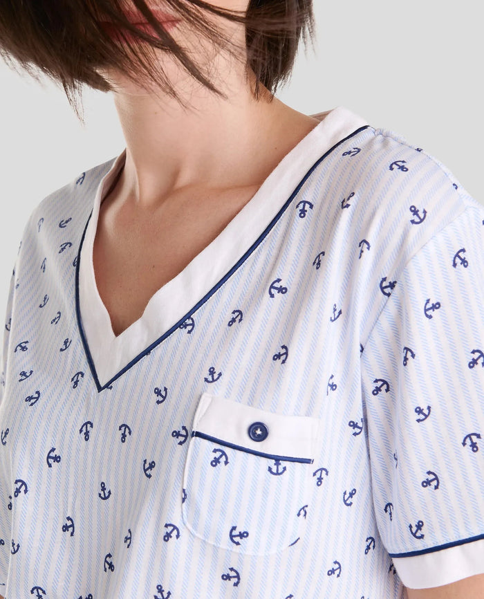 Detalle del cuello en pico de la camiseta de pijama de verano de mujer con estampado anclas y bolsillo decorativo