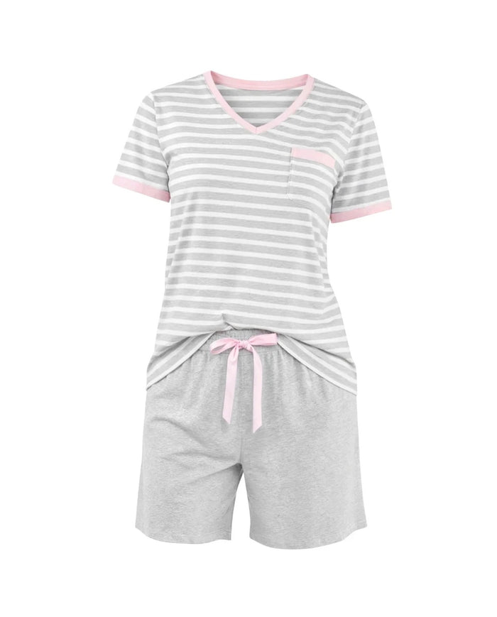 Pijama corto de mujer gris vigoré, top de rayas de manga corta con bies rosa y cuello en pico y bolsillo decorativo . Pantalón corto gris vigoré ajustable con cinta de raso.