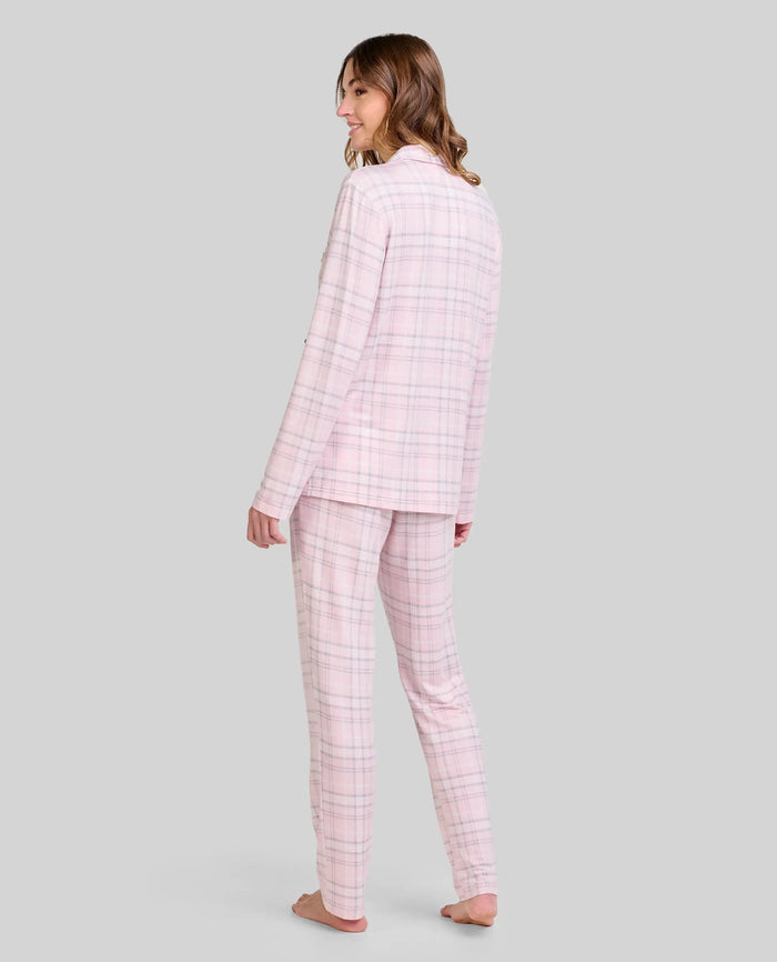 Mujer viste pijama rosa de cuadros con mangas largas y pantalón