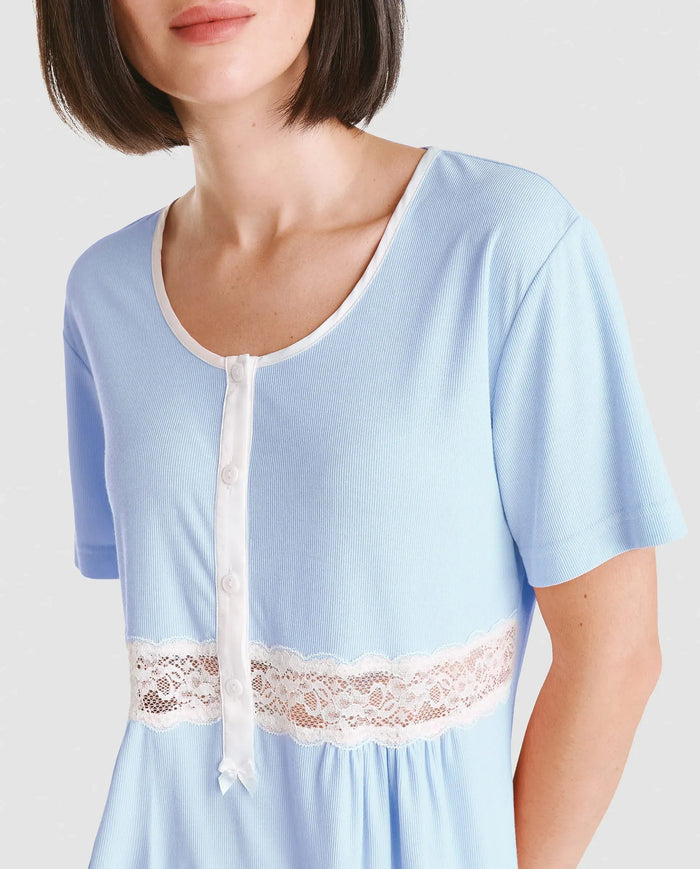 Vista detalle de chaquetilla de pijama lencero  celeste de manga corta cuello redondo con pata, botones y puntilla en cintura