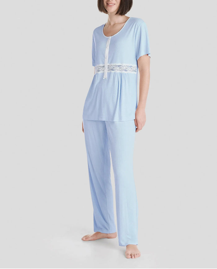 Pijama lencero largo de verano para mujer de manga corta en canalé celeste, con cuello abotonado y encaje en cintura