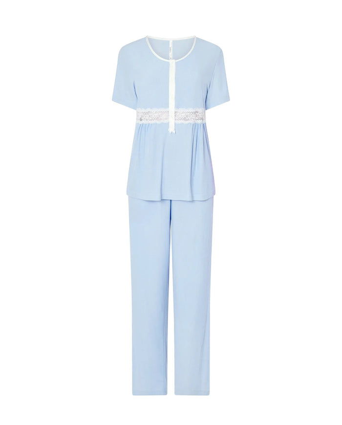 Pijama celeste largo de mujer canalé liso, abierto con pata de raso y botones, encaje en cintura, manga corta y pantalón largo.