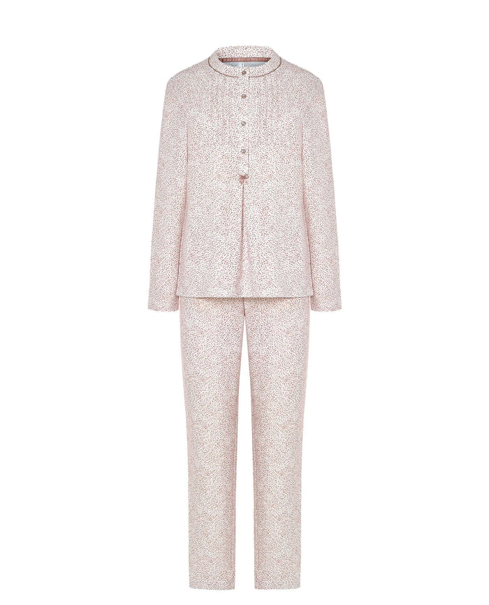 Pijama cómodo de mujer estampado florecitas camel con escote redondo, abotonado manga larga y pantalón largo.
