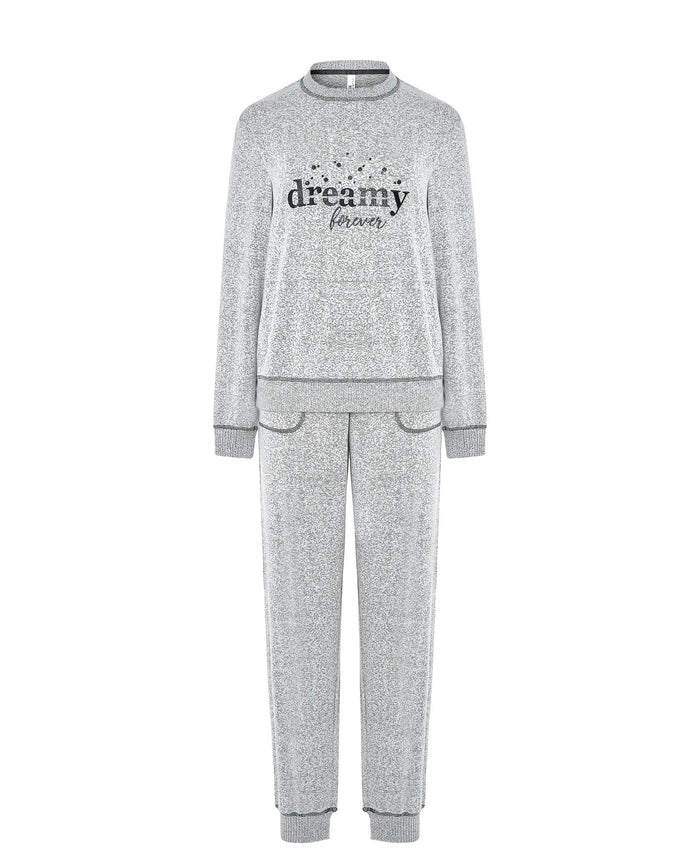 Mujer con pijama gris de manga larga y cuello con botones ideal para noches cómodas y descanso reparador.