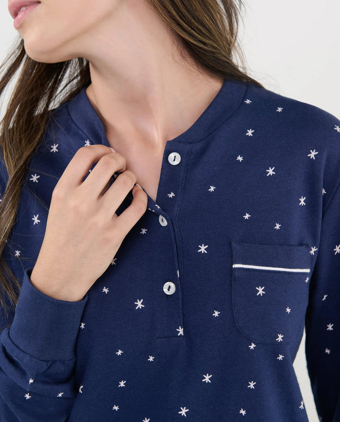Detalle del estampado de estrellas en pijama mujer marino, cuello con botones y tejido suave
