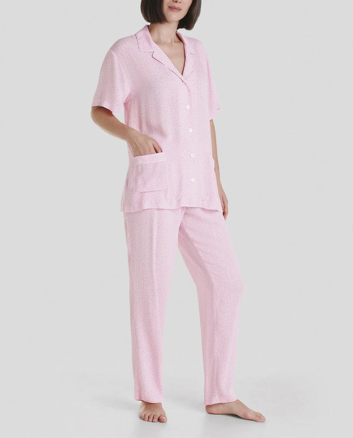 Mujer con pijama largo de verano en  jacquard de viscosa rosa estampado topitos y chaqueta abierta con bolsillos