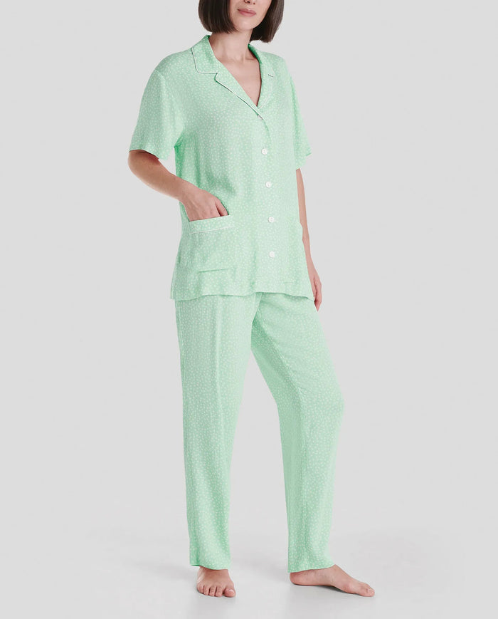 Mujer con pijama largo de verano en  jacquard de viscosa verde estampado topitos y chaqueta abierta con bolsillos