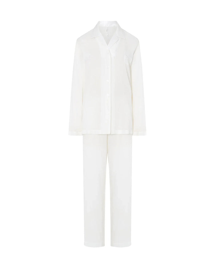 Pijama largo de mujer jacquard viscosa marfil, chaqueta abierta con vivo de raso, botones, bolsillos de plastón