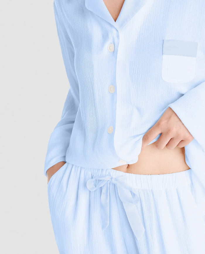 detalle chaqueta abierta de pijama fresco de verano de viscosa azul con lazo en cintura y bolsillos