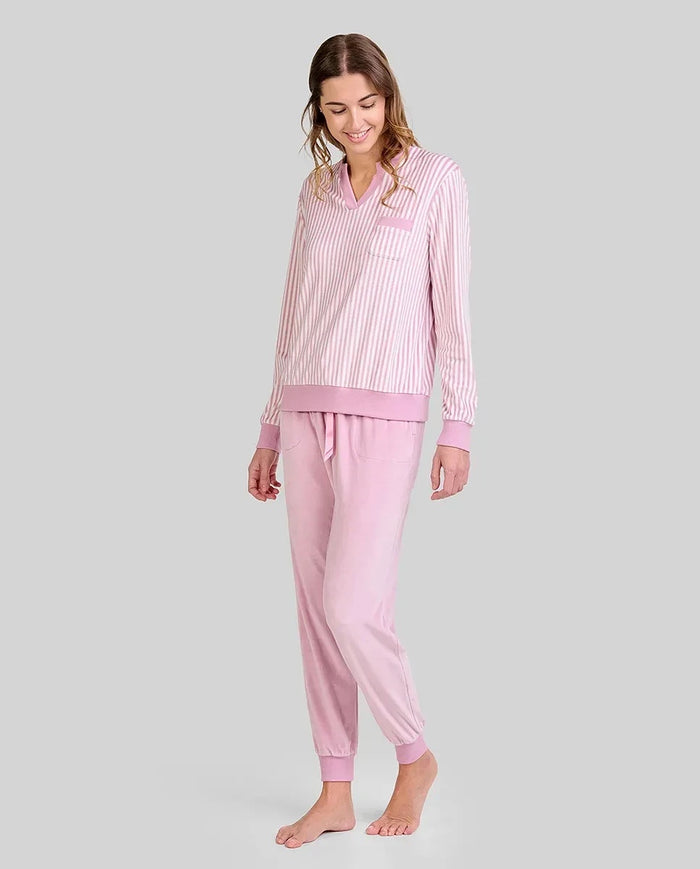Mujer con pijama de invierno en suave tejido micropolar de rayas con escote y aberturas elásticas, manga larga y pantalón largo.
