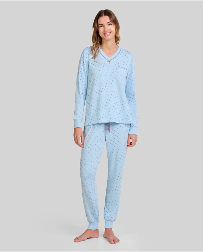 Mujer con pijama de invierno vigoré celeste a topos cuello pico