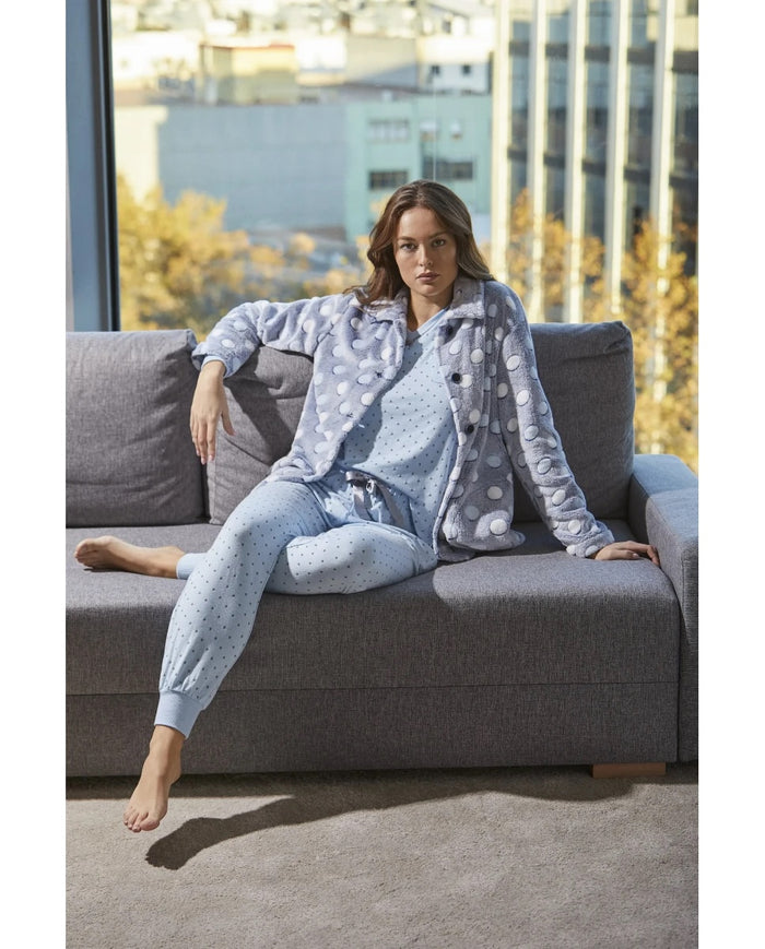 Modelo luce pijama vigoré celeste a topos con bata corta a conjunto