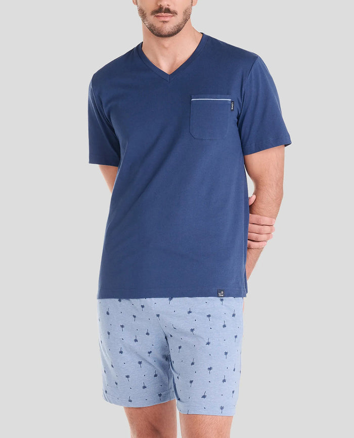 Hombre con pijama corto de verano azul y pantalón estampado de palmeras