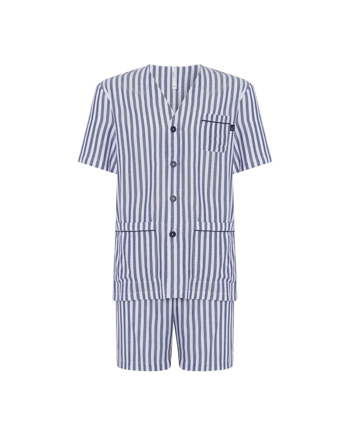 Vista espaldas de hombre con pijama veraniego abierto diseño de rayas verticales