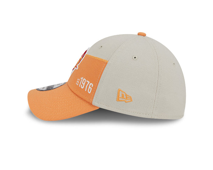Tampa Bay Buccaneers New Era 2023 Historic Sideline 39THIRTY Flex Hat - Cream/Yellow