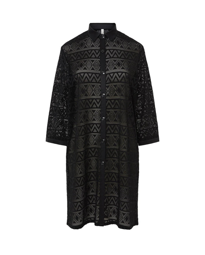Vestido de baño negro corto con manga en punto desagujado abierto con botones, cuello y vista de raso.