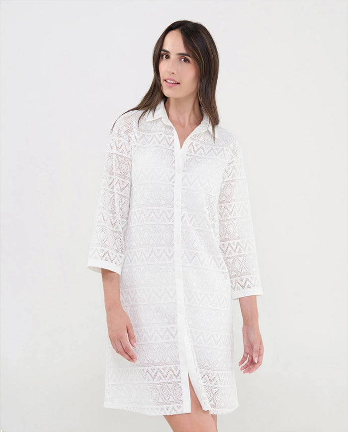 Mujer con vestido camisero blanco en punto desagujado de diseño geométrico, abierto con botones
