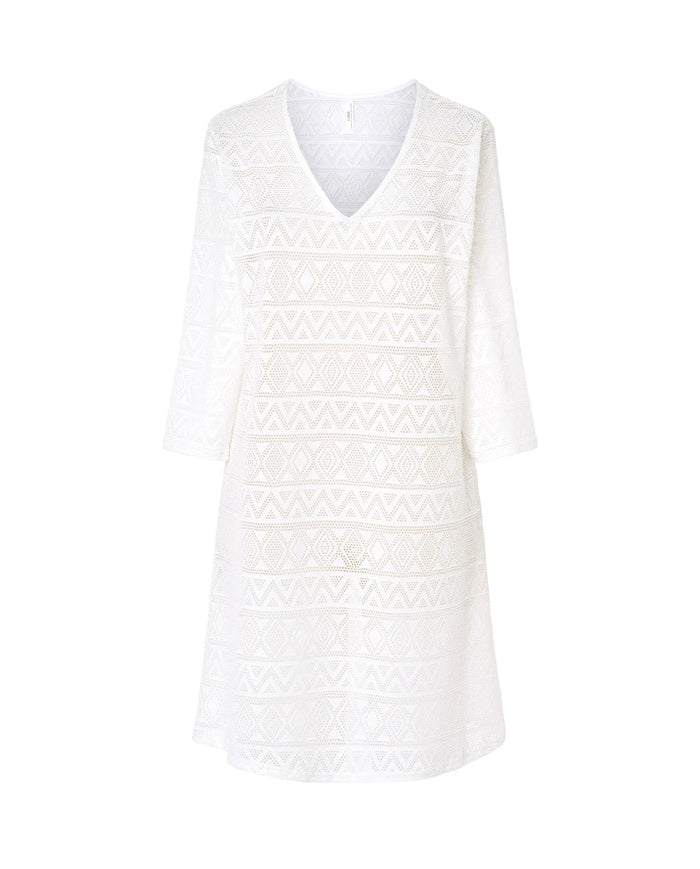 Vestido blanco de punto desagujado de motivos geométricos con escote en V y mangas tres cuartos.