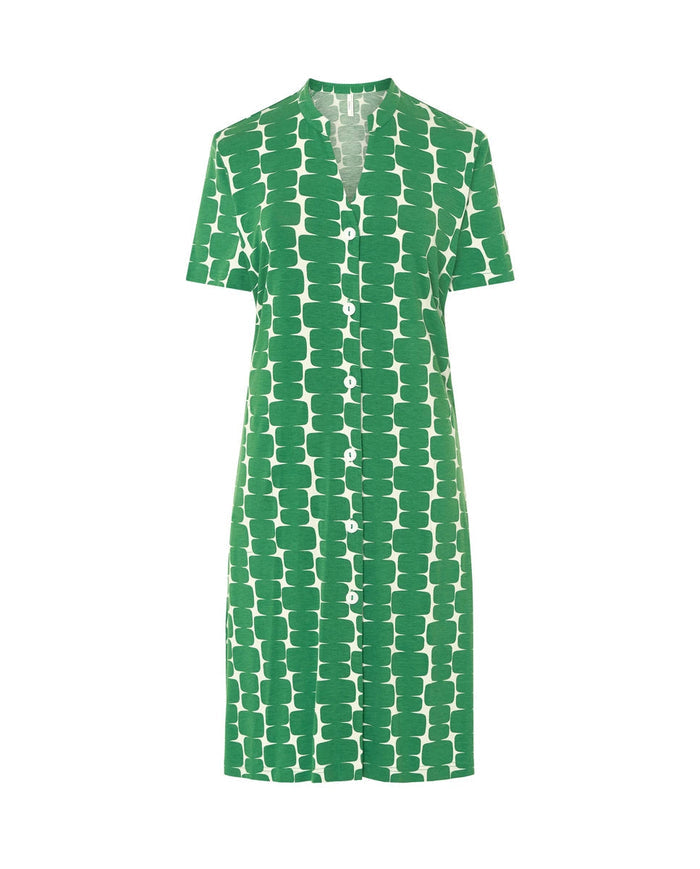 Vestido de baño corto de manga abierto con botones, cuello pico, estampado verde geométrico y bolsillos laterales.