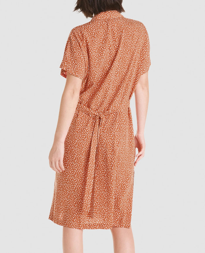 Trasera de vestido corto de verano en tejido plana viscosa naranja estampado topitos