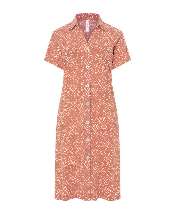 Vestido corto de mujer abierto con botones en viscosa naranja estampado topitos, cuello camisero con bolsillos y manga corta