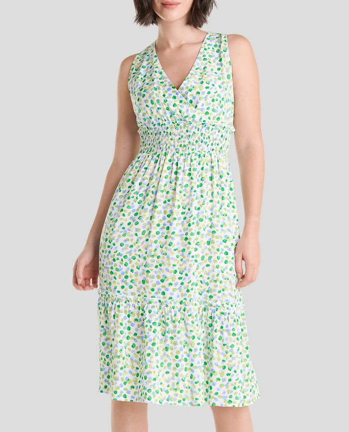 Modelo luce vestido de verano corto sin mangas en tonos verde pistacho con topos y cintura nido de abeja